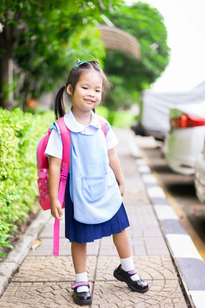 Portret szczęśliwej dziewczynki w tajskim mundurze szkolnym z backpa — Zdjęcie stockowe