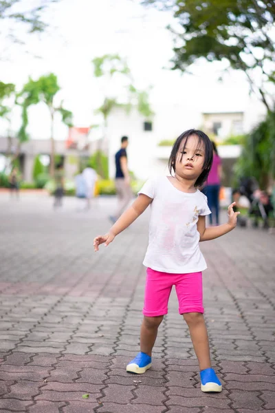 Mała dziewczynka ćwiczenia przez aerobik taniec w parku — Zdjęcie stockowe