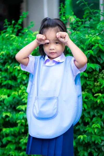 Porträt eines glücklichen kleinen Mädchens in thailändischer Schuluniform — Stockfoto