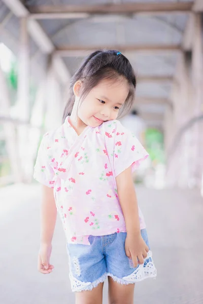 Portrait de asiatique petite fille debout sur le pont — Photo