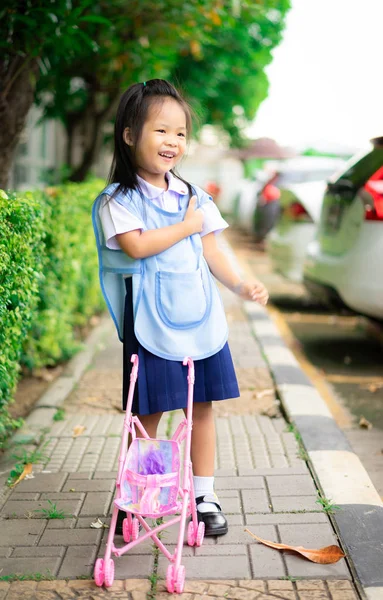 タイの制服姿で幸せな少女の肖像 — ストック写真