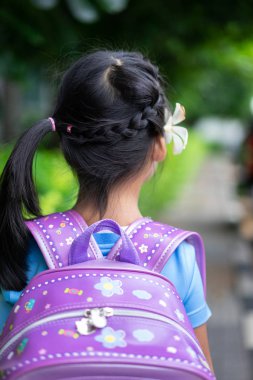 Güzel saçlı sevimli küçük kızın geri görünümü