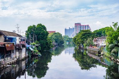 Riverside 'daki ev ve bulutlu arka plan yansıması