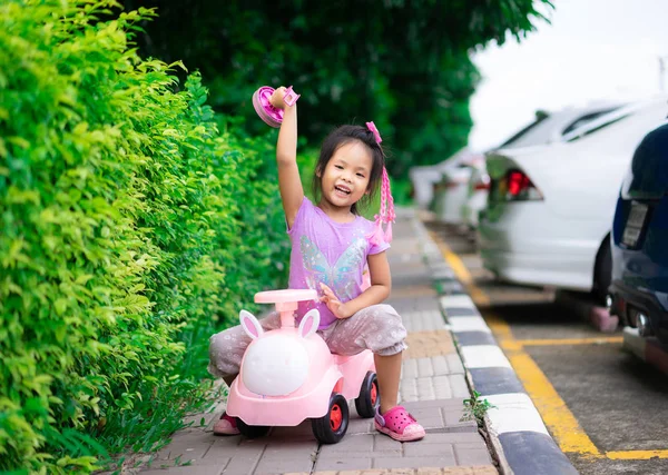 Azji mała dziewczynka cieszy się gra samochód na piechotę — Zdjęcie stockowe