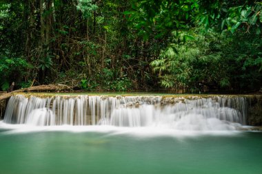 Huai Mae Khamin Şelalesi Tayland 'daki ulusal park Srinakarin barajındaki derin tropikal yağmur ormanlarında