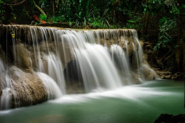 Huai Mae Khamin Şelalesi Tayland 'daki ulusal park Srinakarin barajındaki derin tropikal yağmur ormanlarında