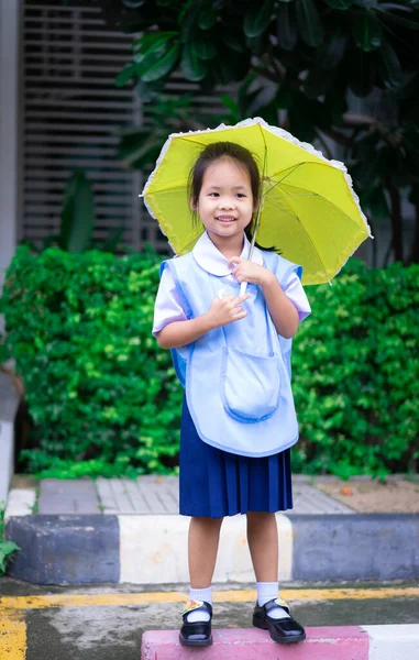 Petite Fille Uniforme Scolaire Thaïlandais Avec Parapluie Jaune Dans Journée — Photo