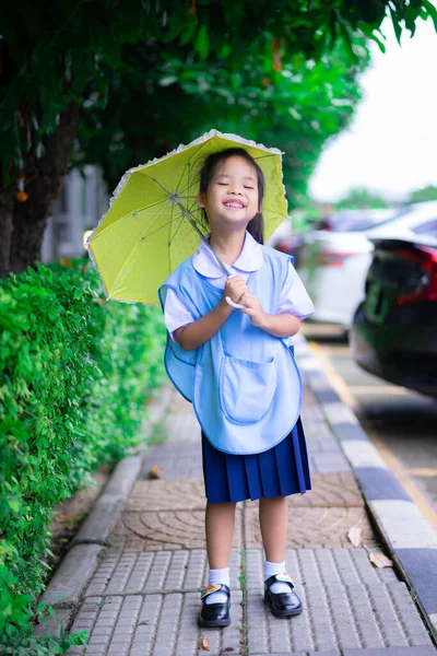 Petite Fille Uniforme Scolaire Thaïlandais Avec Parapluie Jaune Dans Journée — Photo