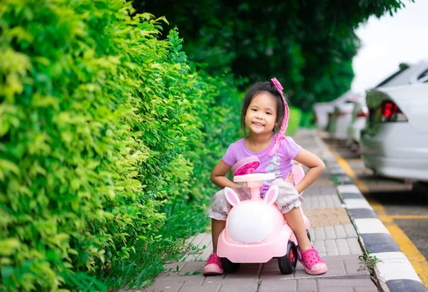 Azji Mała Dziewczynka Cieszy Się Gra Samochód Piechotę — Zdjęcie stockowe