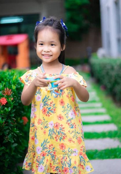 Portrait Mignonne Petite Fille Asiatique Amusez Vous Avec Caméra Jouet — Photo