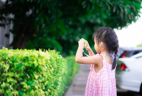 Portret Uroczej Dziewczynki Azjatyckiej Bawić Się Zabawką Aparat Fotograficzny Parku — Zdjęcie stockowe