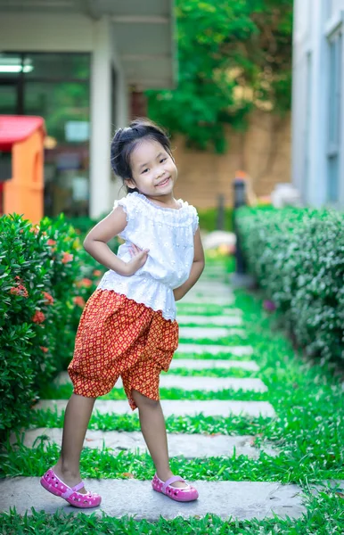 Szczęśliwy Azji Mała Dziewczynka Tajski Okres Sukienka Stojąc Park — Zdjęcie stockowe