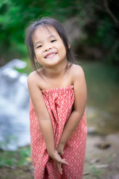 Portret Małej Azjatyckiej Dziewczynki Przygotowuje Się Zabawy Wodzie Natury Wakacjach — Zdjęcie stockowe