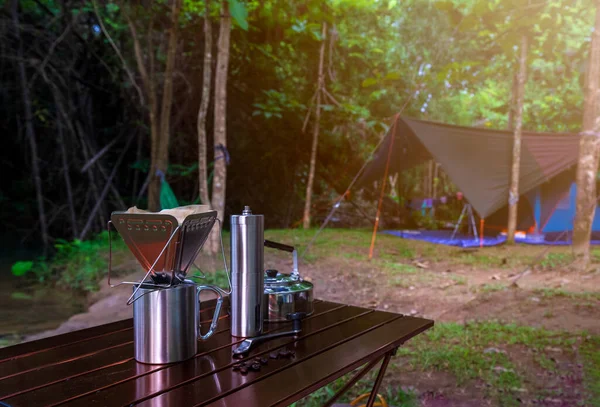 Kaffeetropfen Beim Zelten Naturpark lizenzfreie Stockfotos