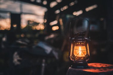 Akşamları sandalyede eski bir latern.