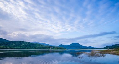 Tepelerdeki güzel kırmızı ev bahar zamanı dağ zeminiyle