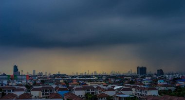 Tayland 'da akşam vakti gökyüzü yağmurlu şehir manzarası