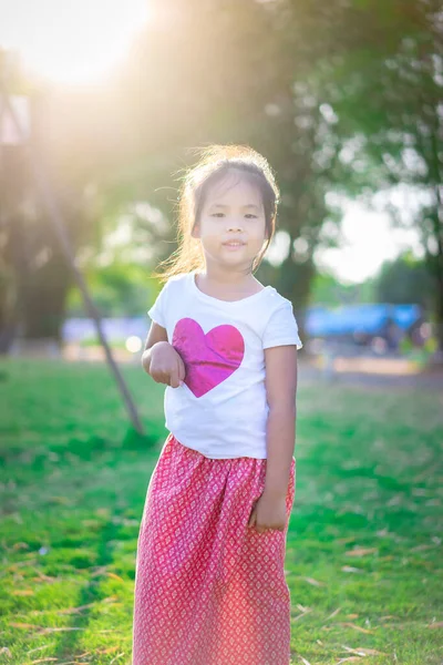 Portret Szczęśliwej Azjatyckiej Dziewczynki Stojącej Parku Światłem Słonecznym — Zdjęcie stockowe
