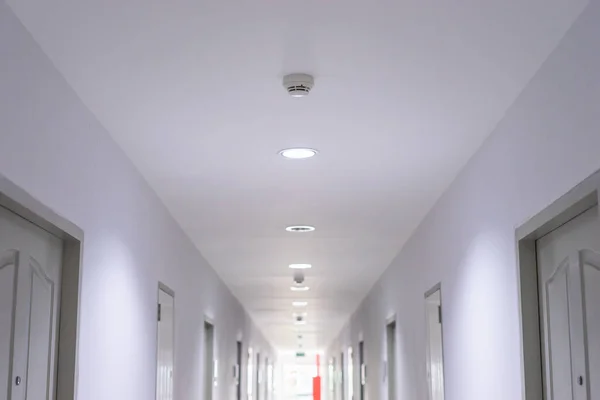 Binanın koridorlarına ısı dedektörleri yerleştirildi.