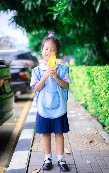 公園に立っているタイの学校の制服で幸せな女の子の肖像画 学校に戻る準備ができて — ストック写真