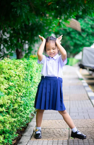 学校に戻る準備ができて 公園に立って タイの学校の制服で幸せなアジアの女の子の肖像画 — ストック写真