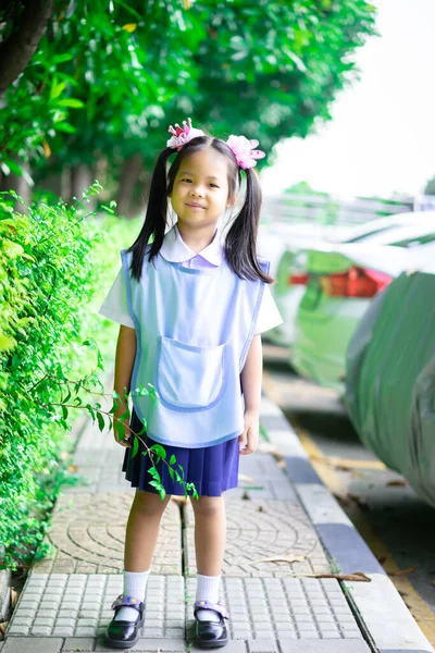 Portrét Šťastné Holčičky Thajské Školní Uniformě Stojící Parku — Stock fotografie