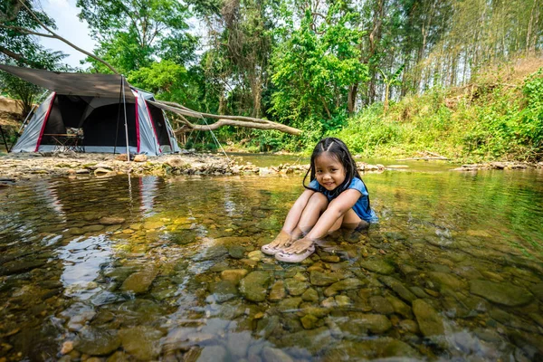 Porträt Eines Kleinen Asiatischen Mädchens Das Beim Zelten Naturpark Naturwasser lizenzfreie Stockfotos