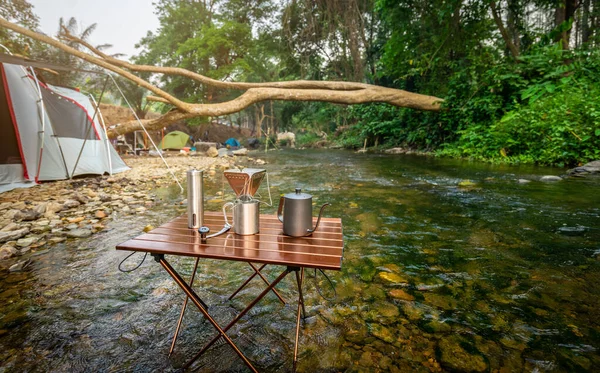 Kaffeetropfen Beim Zelten Flussnähe Naturpark lizenzfreie Stockbilder