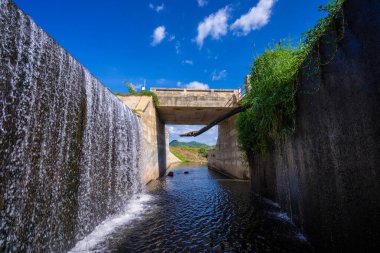 Weir 'ın ve dağların sızıntısı Güzel mavi gökyüzü