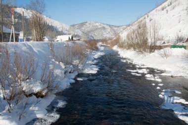 Kar soğuk seyahat tatil photographythe manzara huzurlu serin dağ köyü su yıl dağ nehir Sibirya Rusya Doğa Kış