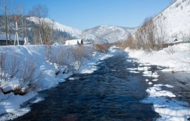 Kar soğuk seyahat tatil photographythe manzara huzurlu serin dağ köyü su yıl dağ nehir Sibirya Rusya Doğa Kış