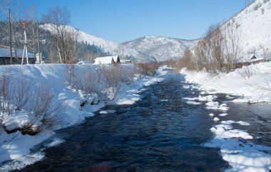 Kar soğuk seyahat tatil photographythe manzara huzurlu serin dağ köyü su yıl dağ nehir Sibirya Rusya Doğa Kış