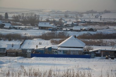 Rusya Sibirya Doğa Kış buz soğuk köy orman Tayga kar yolu yol ev sessiz Köprü Nehri buz bankalar yansıma gün akşam manzara kış