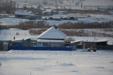 Rusya Sibirya Doğa Kış buz soğuk köy orman Tayga kar yolu yol ev sessiz Köprü Nehri buz bankalar yansıma gün akşam manzara kış