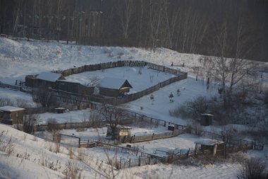 Rusya Sibirya Doğa Kış buz soğuk köy orman Tayga kar yolu yol ev sessiz Köprü Nehri buz bankalar yansıma gün akşam manzara kış