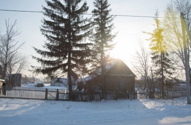 Rusya Sibirya Doğa Kış buz soğuk köy orman Tayga kar yolu yol ev sessiz Köprü Nehri buz bankalar yansıma gün akşam manzara kış