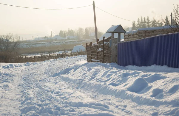 俄罗斯西伯利亚自然冬季霜冻冷村森林泰加雪路回家安静的桥河冰岸冬季景观晚上反思日 — 图库照片