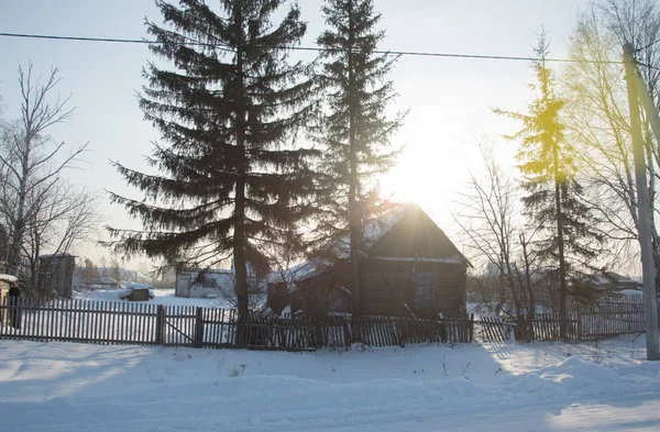 Rusya Sibirya Doğa Kış buz soğuk köy orman Tayga kar yolu yol ev sessiz Köprü Nehri buz bankalar yansıma gün akşam manzara kış