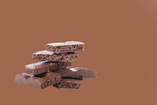 チョコレートを背景にしたミルクチョコレート — ストック写真