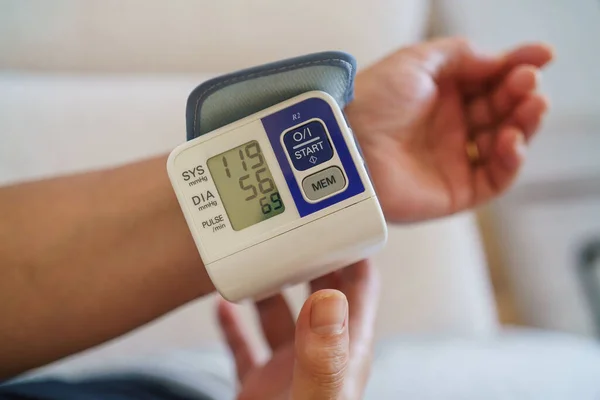 Patient Misst Blutdruck Bluthochdruck — Stockfoto