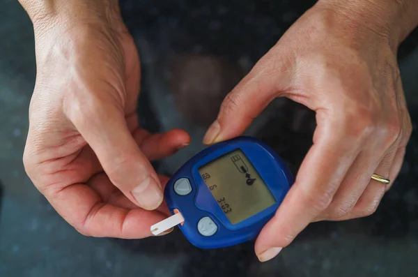 Geneeskunde Diabetes Glykemie Gezondheidszorg Mensen Concept Close Van Vrouw Met — Stockfoto