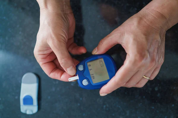 Geneeskunde Diabetes Glykemie Gezondheidszorg Mensen Concept Close Van Vrouw Met — Stockfoto