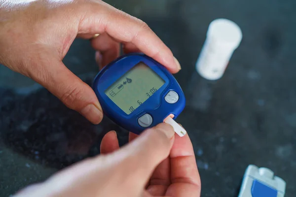 Geneeskunde Diabetes Glykemie Gezondheidszorg Mensen Concept Close Van Vrouw Met — Stockfoto