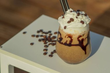 Soğuk kahve içmeye hazır.