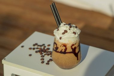 Soğuk kahve içmeye hazır.