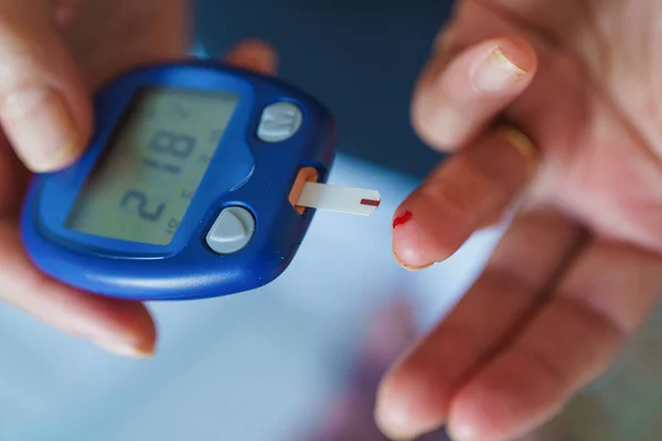 Geneeskunde Diabetes Glykemie Gezondheidszorg Mensen Concept Close Van Vrouw Met — Stockfoto