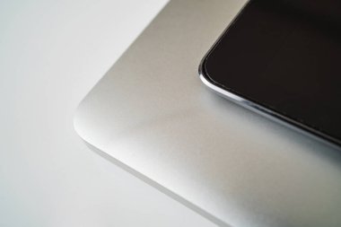 Düz kompozisyonda dizüstü bilgisayar ve tablet beyaz zemin üzerinde yatıyordu. Merkez Ofis