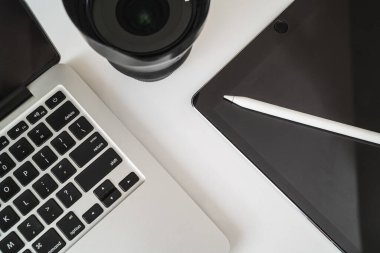 Düz kompozisyonda dizüstü bilgisayar ve tablet beyaz zemin üzerinde yatıyordu. Merkez Ofis