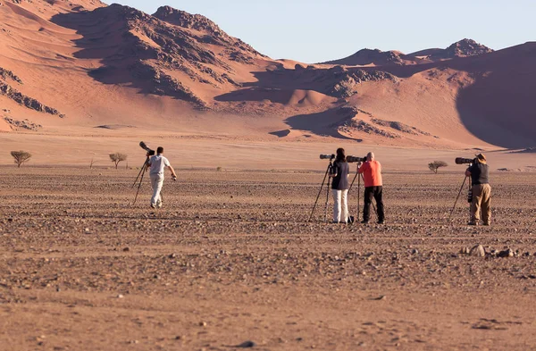 Sossusvlei, Namibie, 11 mai 2015 : Des photographes alignent la photo parfaite de Dune 45 . — Photo