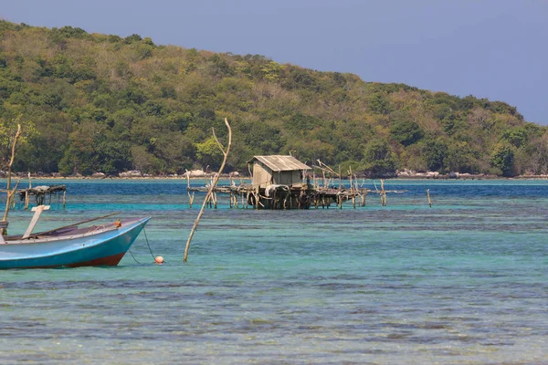 Karimunjawa,Java, Endonezya'nın el değmemiş kıyılarında küçük balıkçı kulübesi